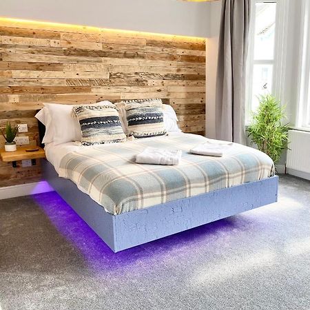 Cloud9 Guest House - By Coastline Retreats - Newly Renovated, Beautiful Ensuite Rooms Near Seafront In Town Centre, Netflix, Superfast Wifi, Communal Kitchen Борнмут Экстерьер фото