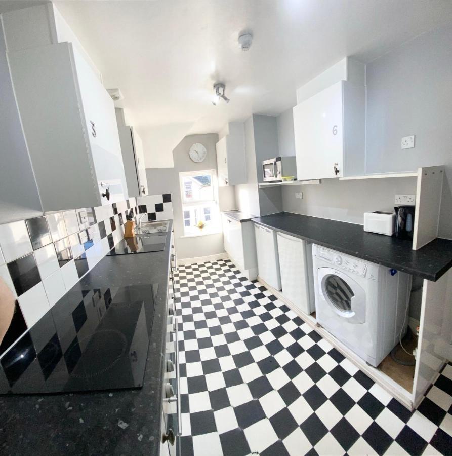 Cloud9 Guest House - By Coastline Retreats - Newly Renovated, Beautiful Ensuite Rooms Near Seafront In Town Centre, Netflix, Superfast Wifi, Communal Kitchen Борнмут Экстерьер фото