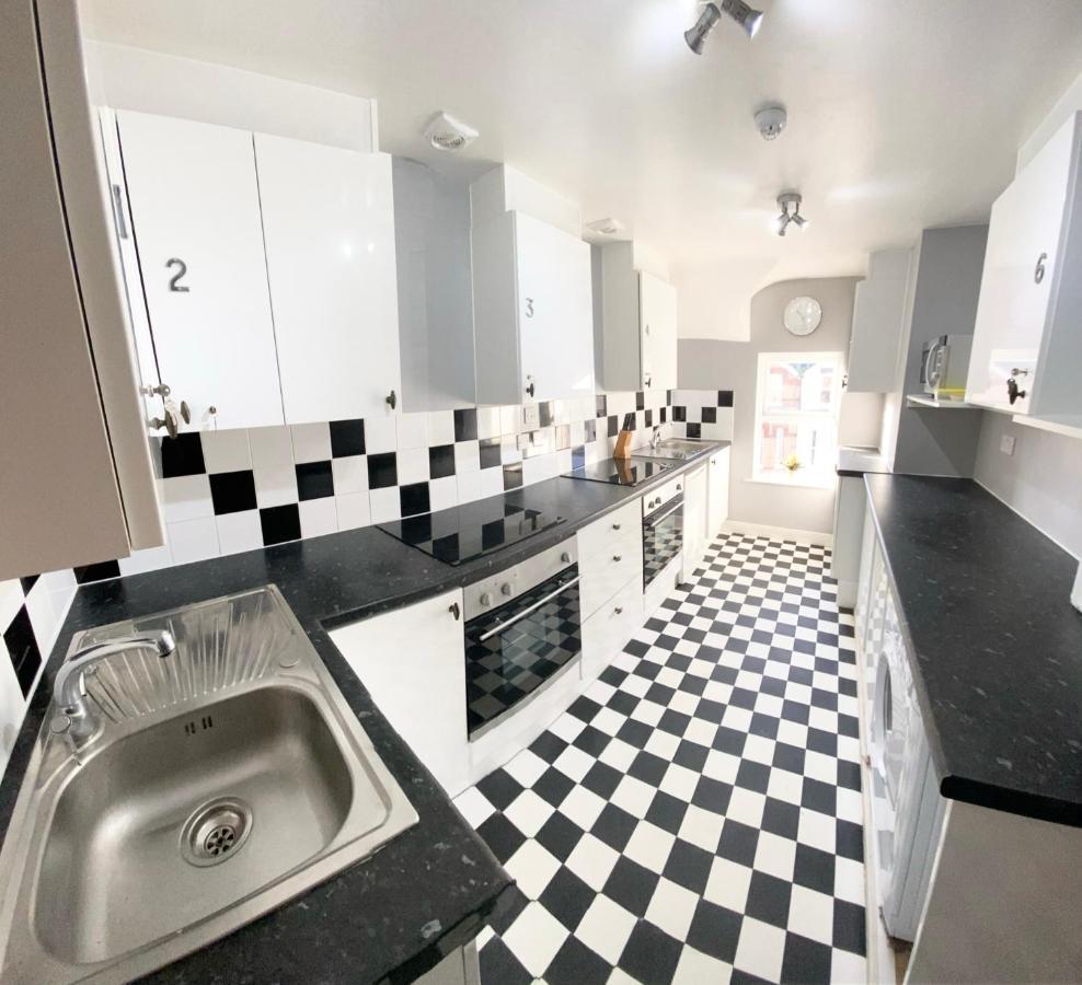 Cloud9 Guest House - By Coastline Retreats - Newly Renovated, Beautiful Ensuite Rooms Near Seafront In Town Centre, Netflix, Superfast Wifi, Communal Kitchen Борнмут Экстерьер фото