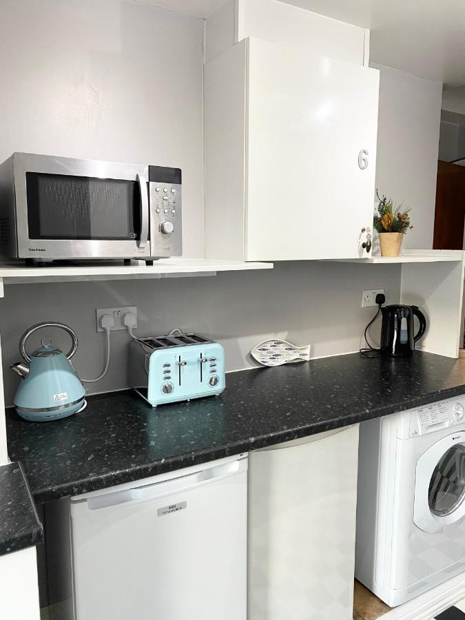 Cloud9 Guest House - By Coastline Retreats - Newly Renovated, Beautiful Ensuite Rooms Near Seafront In Town Centre, Netflix, Superfast Wifi, Communal Kitchen Борнмут Экстерьер фото