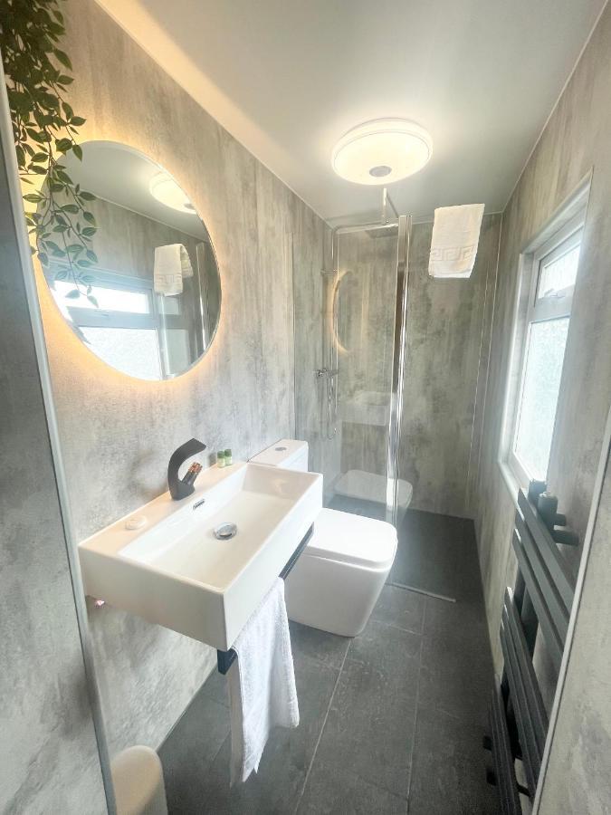 Cloud9 Guest House - By Coastline Retreats - Newly Renovated, Beautiful Ensuite Rooms Near Seafront In Town Centre, Netflix, Superfast Wifi, Communal Kitchen Борнмут Экстерьер фото