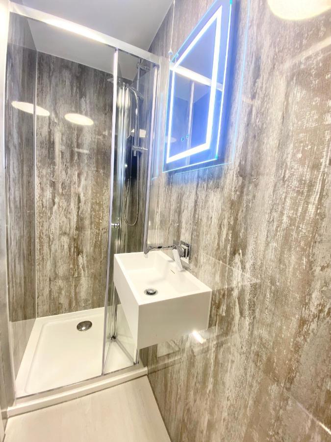Cloud9 Guest House - By Coastline Retreats - Newly Renovated, Beautiful Ensuite Rooms Near Seafront In Town Centre, Netflix, Superfast Wifi, Communal Kitchen Борнмут Экстерьер фото