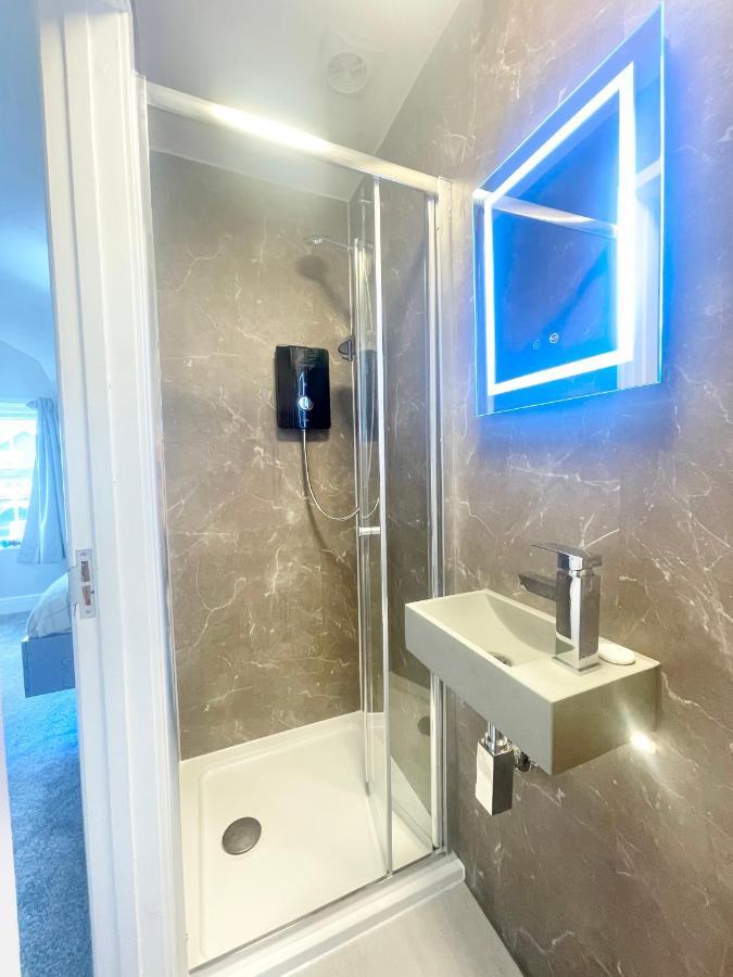 Cloud9 Guest House - By Coastline Retreats - Newly Renovated, Beautiful Ensuite Rooms Near Seafront In Town Centre, Netflix, Superfast Wifi, Communal Kitchen Борнмут Экстерьер фото