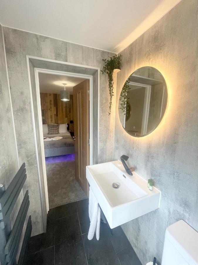 Cloud9 Guest House - By Coastline Retreats - Newly Renovated, Beautiful Ensuite Rooms Near Seafront In Town Centre, Netflix, Superfast Wifi, Communal Kitchen Борнмут Экстерьер фото