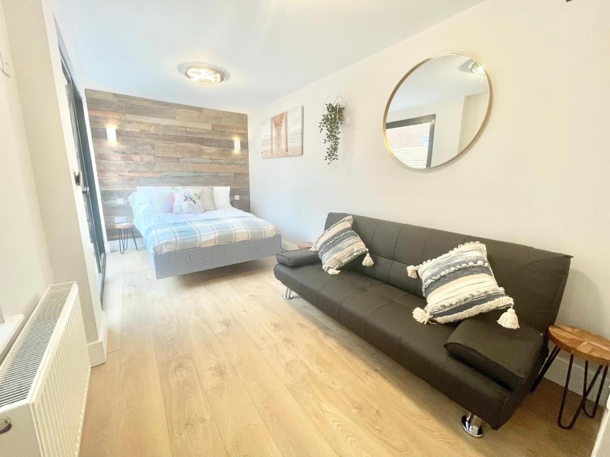Cloud9 Guest House - By Coastline Retreats - Newly Renovated, Beautiful Ensuite Rooms Near Seafront In Town Centre, Netflix, Superfast Wifi, Communal Kitchen Борнмут Экстерьер фото