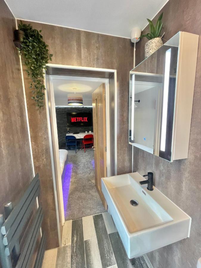 Cloud9 Guest House - By Coastline Retreats - Newly Renovated, Beautiful Ensuite Rooms Near Seafront In Town Centre, Netflix, Superfast Wifi, Communal Kitchen Борнмут Экстерьер фото
