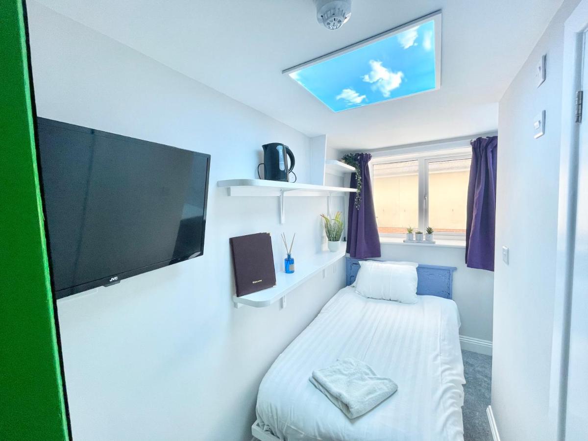 Cloud9 Guest House - By Coastline Retreats - Newly Renovated, Beautiful Ensuite Rooms Near Seafront In Town Centre, Netflix, Superfast Wifi, Communal Kitchen Борнмут Экстерьер фото